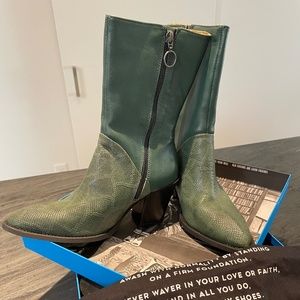 John Fluevog - Entrance Textured Ankle Boot Sz9 (but runs small - more like Sz8)